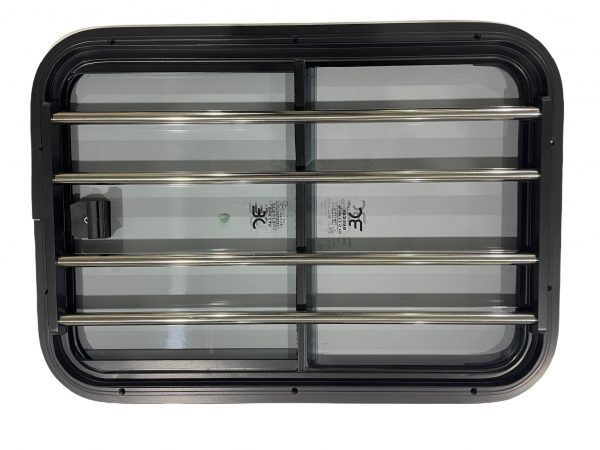 baie coulissante avec grille de protection