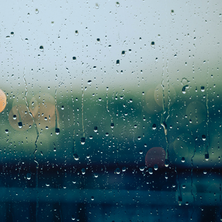 Claraboya panorámica abierta para ventilación en techo de autocaravana